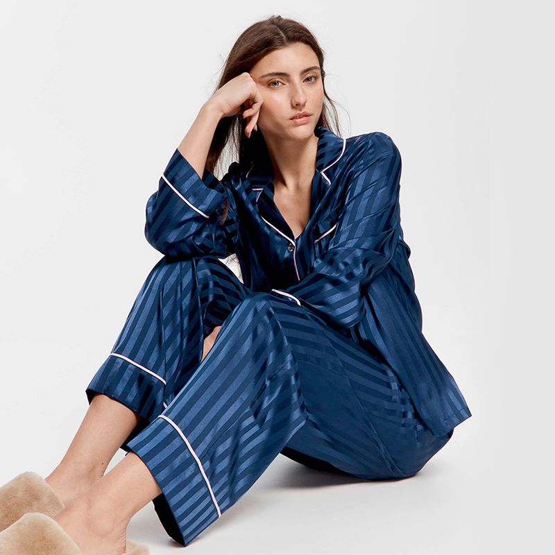 Spring and autumn men's and women's satin pajamas set